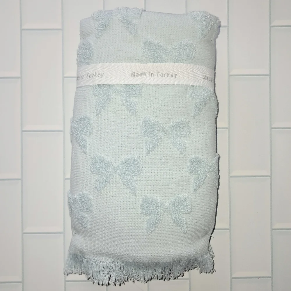 Cupcakes & Cashmere NWT Turkish Cotton Couquette Bow Hand Towels In Tonal Blue